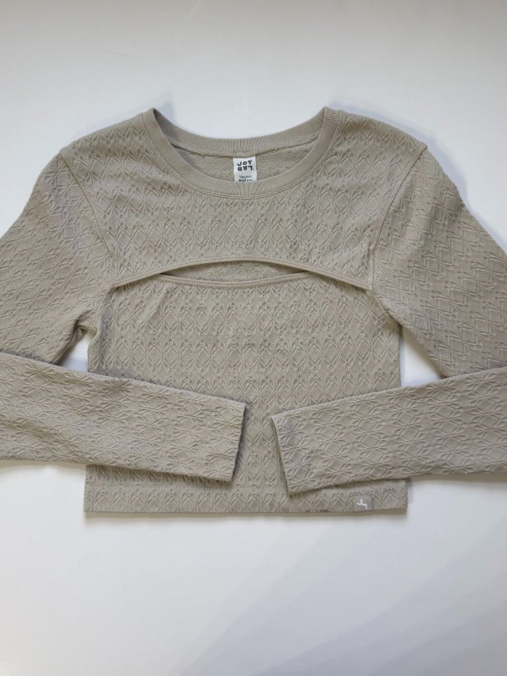 JoyLab Women's Medium Long Sleeve Cutout Crop Top Cream Textured Thumbholes